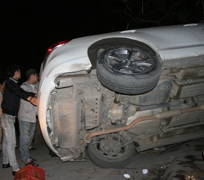 Chiếc xe Toyota Venza (BKS 29A06624) sau khi gây tai nạn liên hoàn đã bị lật nghiêng